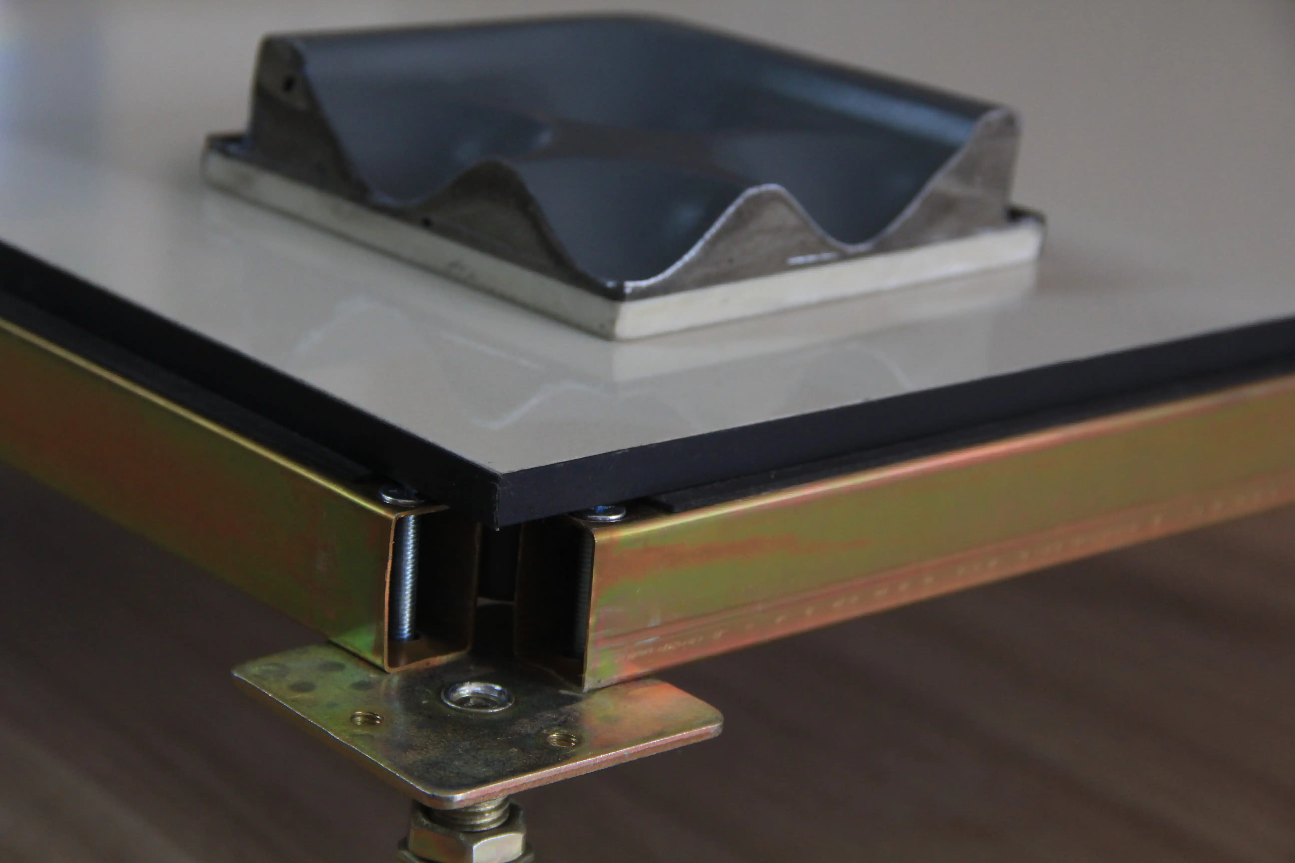 Edgeless antistatic floor