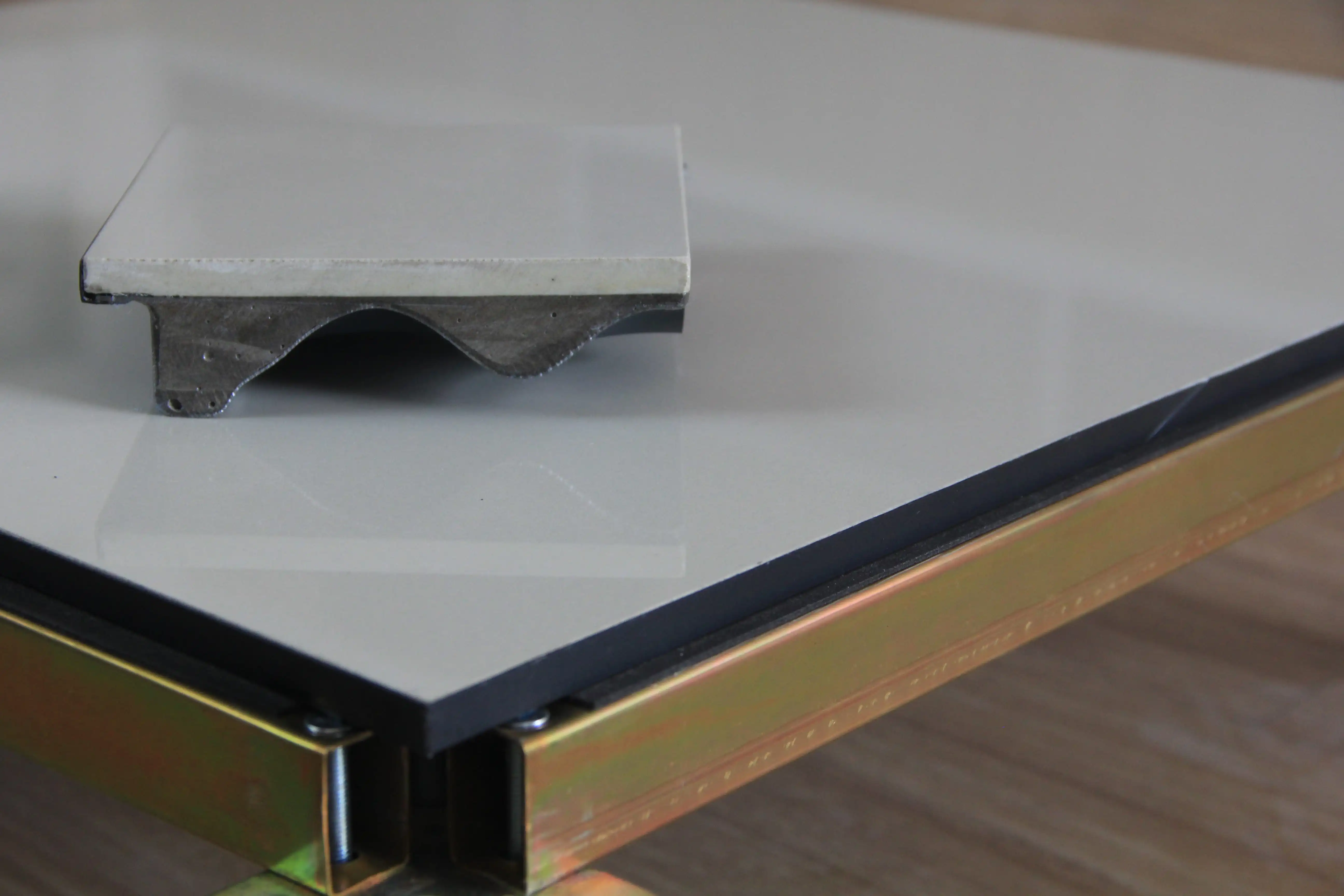 Edgeless antistatic floor
