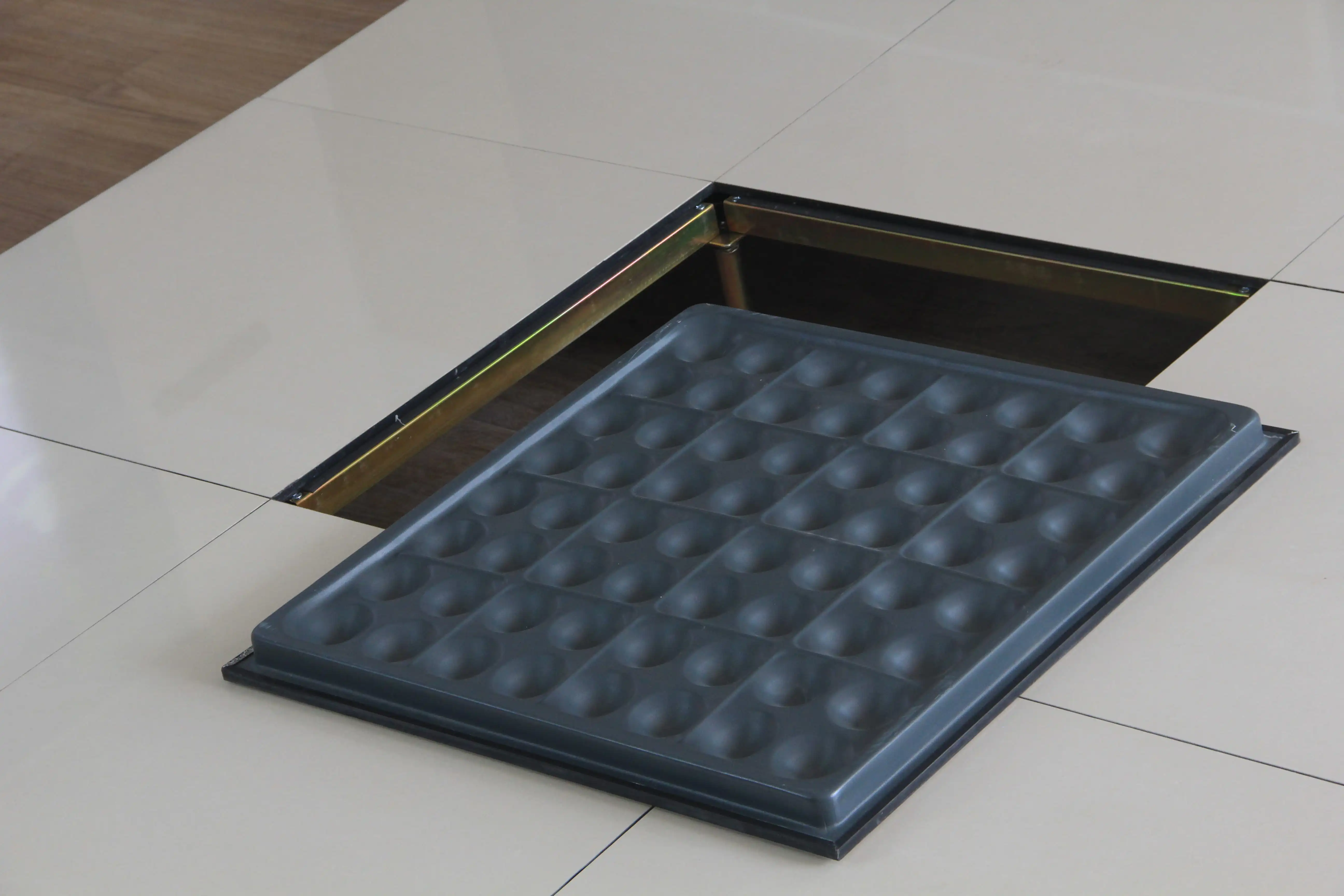 Edgeless antistatic floor