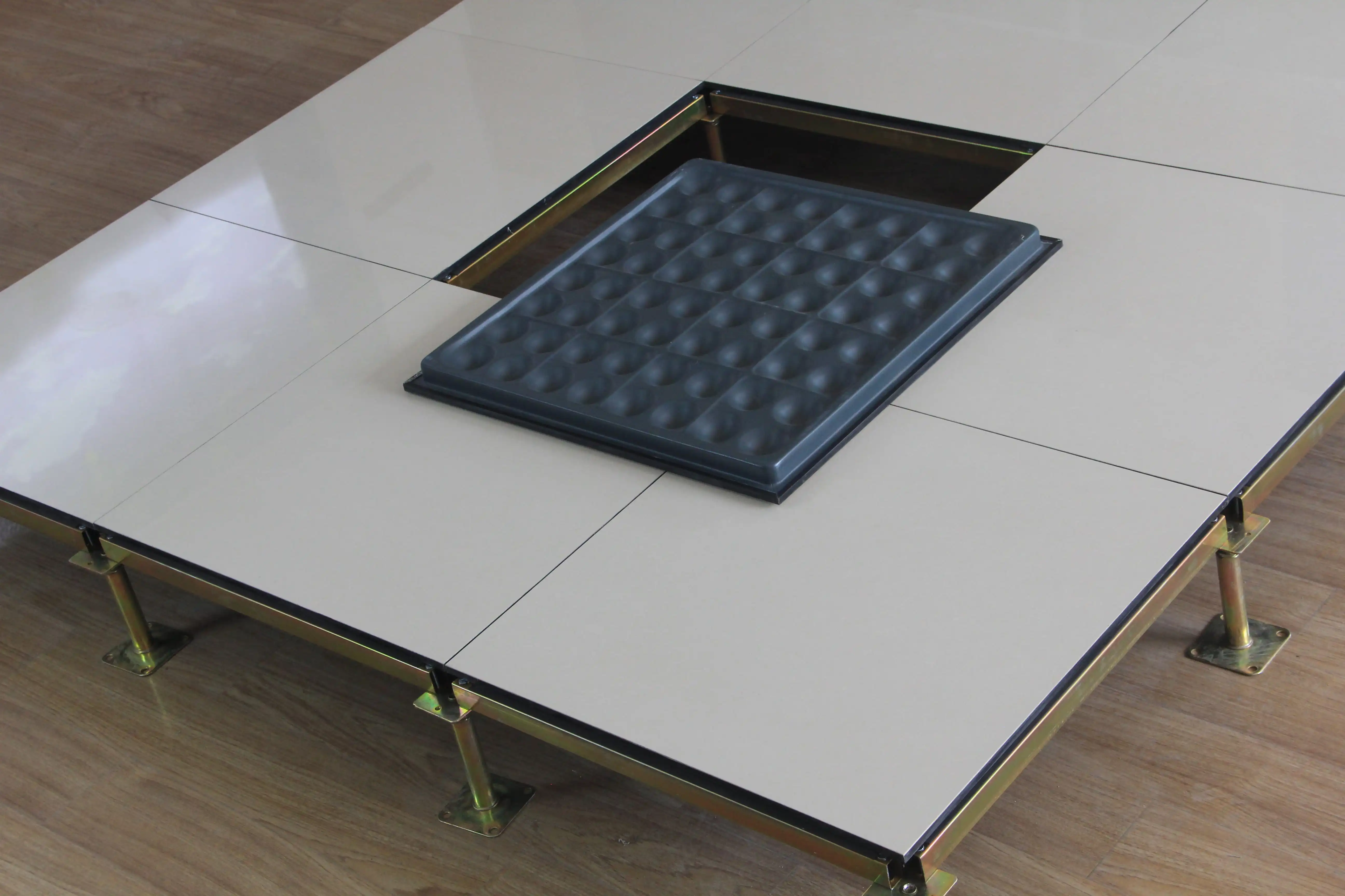 Edgeless antistatic floor