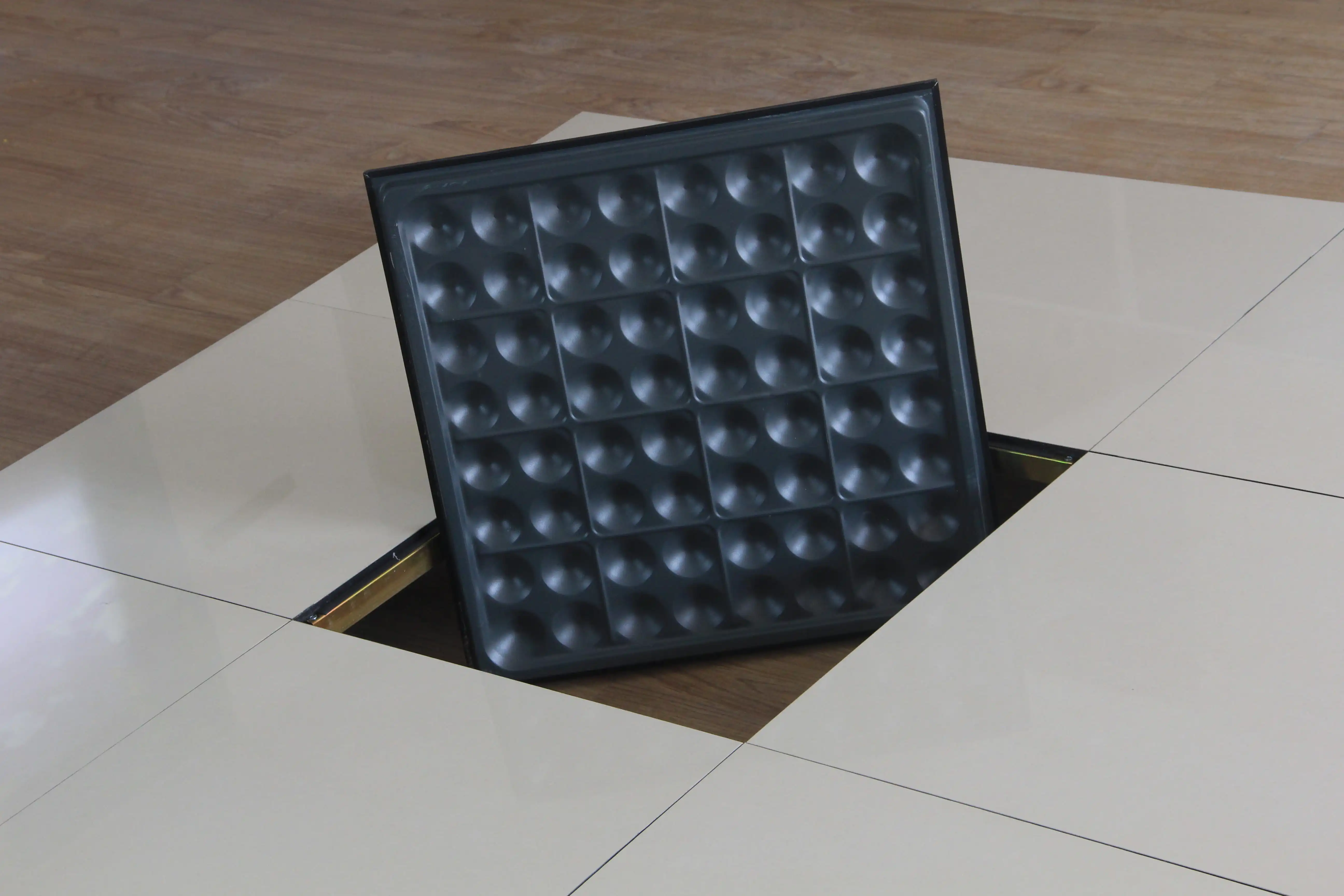 Edgeless antistatic floor