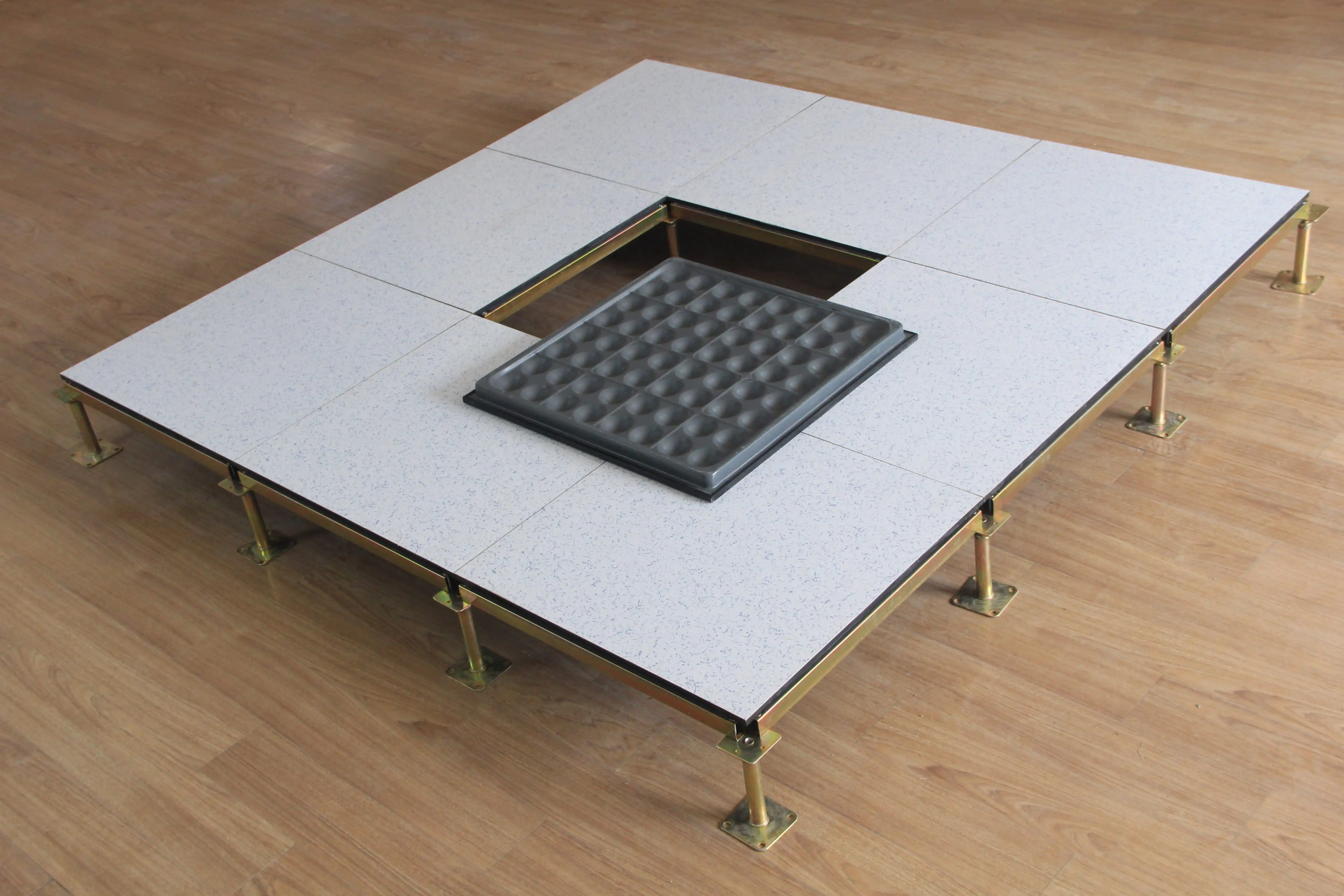 Edgeless antistatic floor
