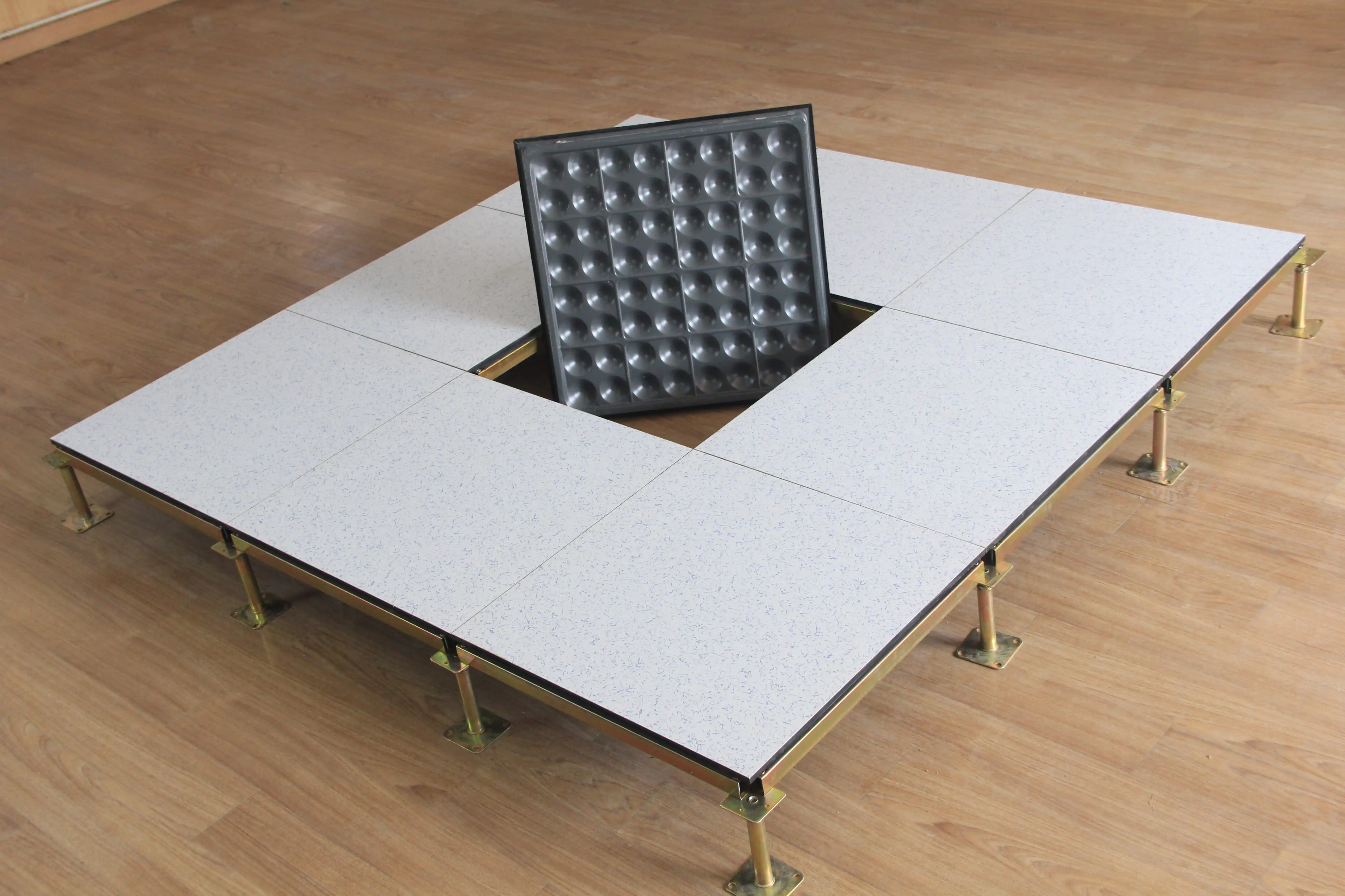 Edgeless antistatic floor
