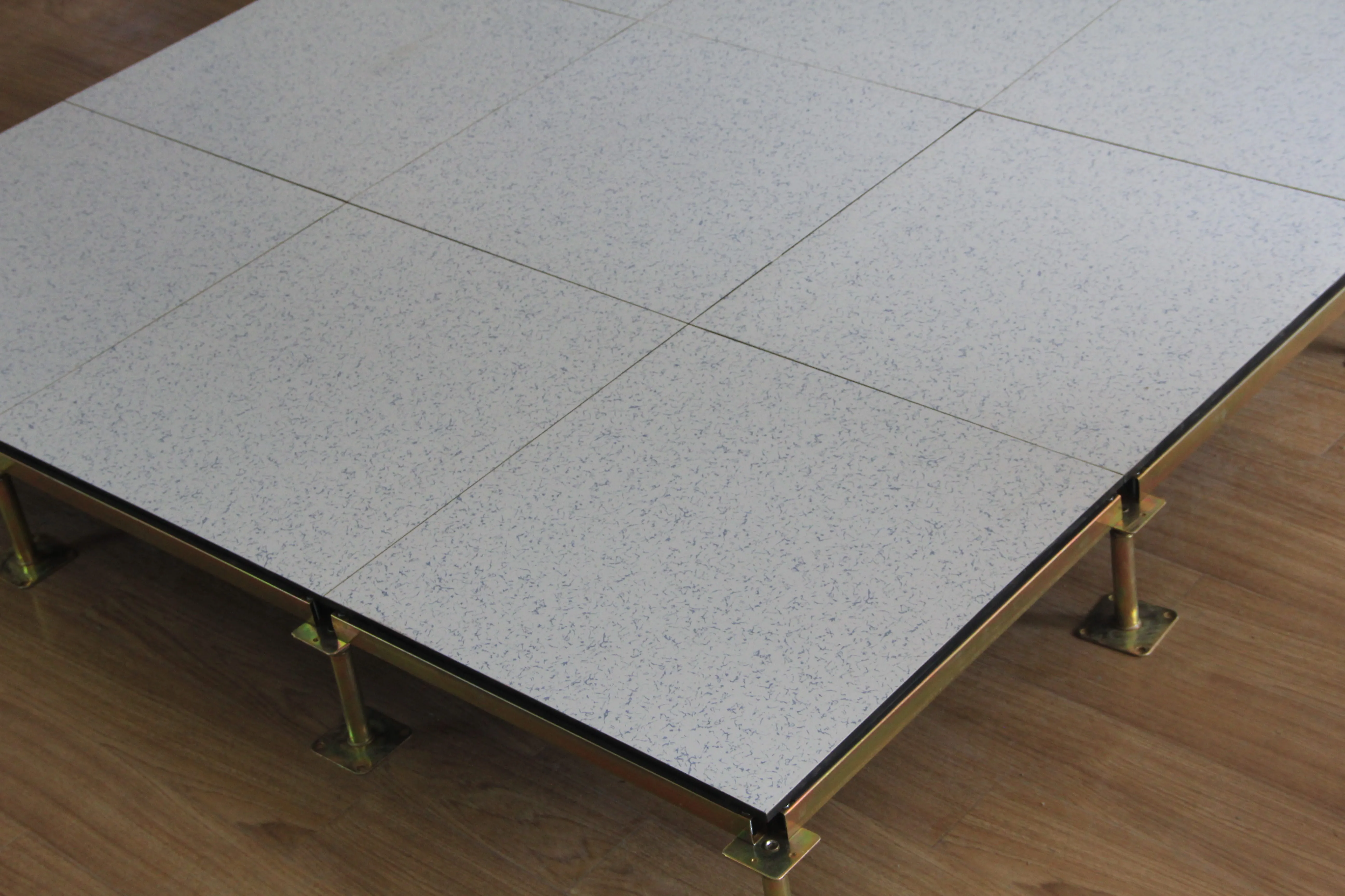 Edgeless antistatic floor